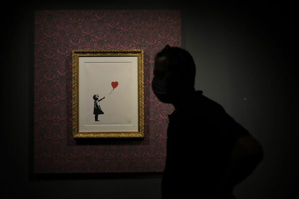 Benksija glezna "Meitene ar balonu". Foto: AP Photo/Alessandra Tarantino