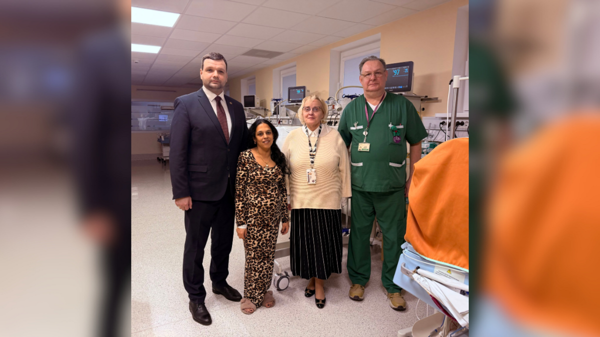 (no kreisās) Reinis Uzulnieks, trīnīšu mamma Evija un Rīgas Dzemdību nama personāls. Foto: Reinis Uzulnieks/X