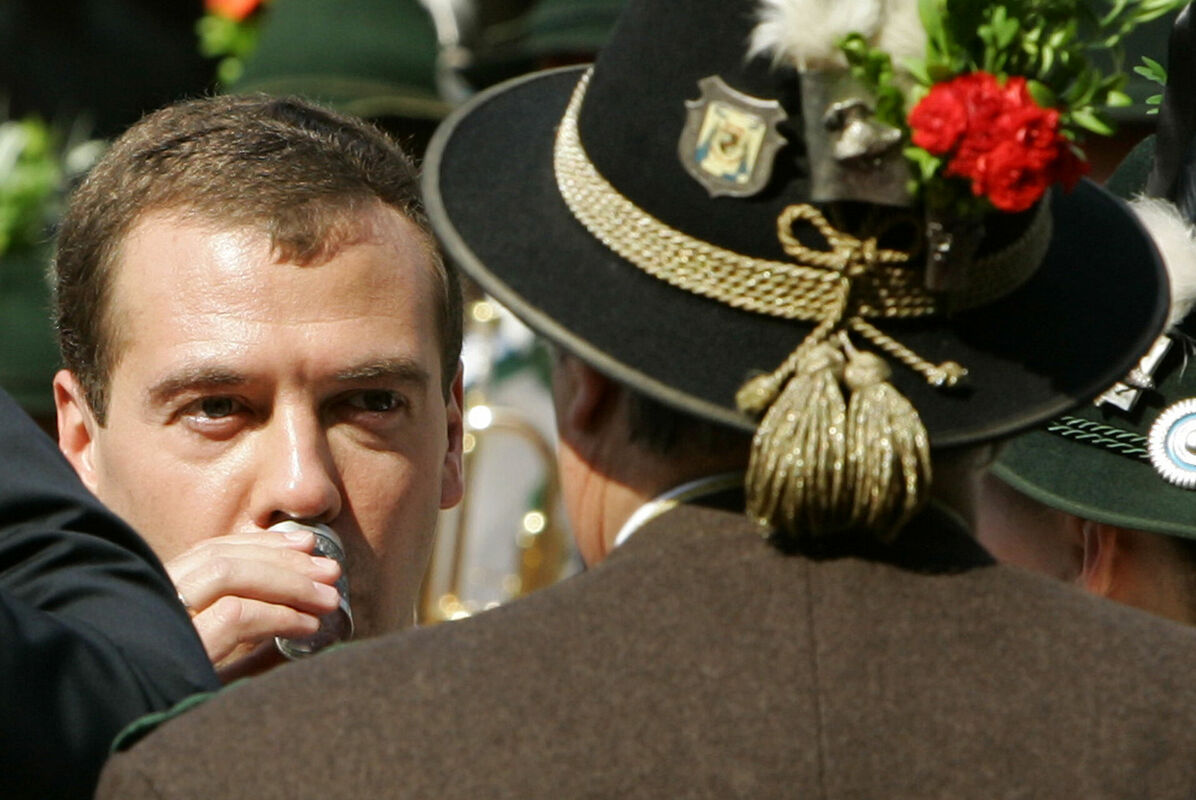 Dmitrijs Medvedevs ar glāzi. Foto: REUTERS/Michaela Rehle/Scanpix