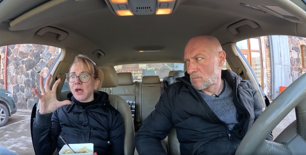 Ekrānuzņēmums no raidījuma "Ģimene burkā"