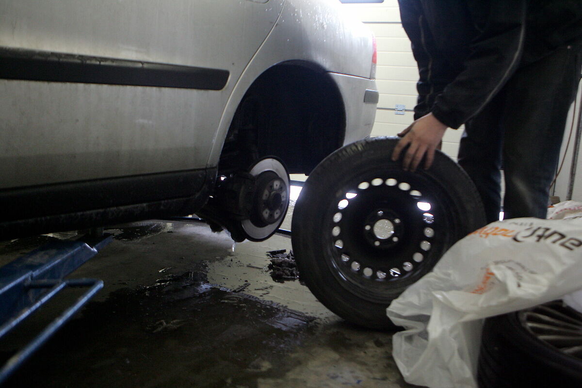 Riepu maiņa servisā SIA "Autoriepas". Foto: LETA