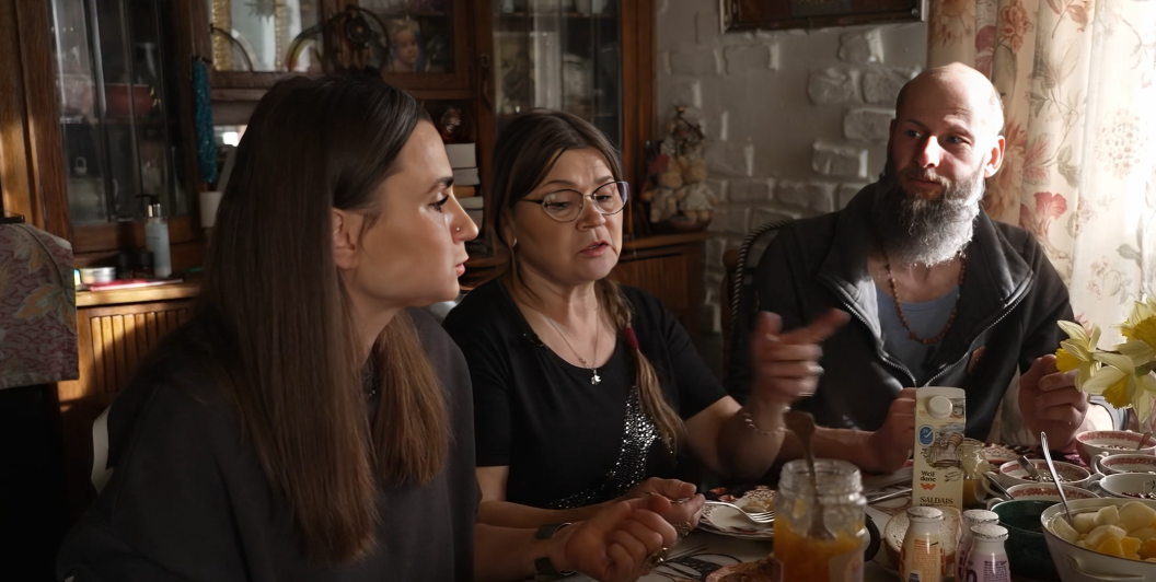 Ekrānuzņēmums no raidījuma "Ģimene burkā"