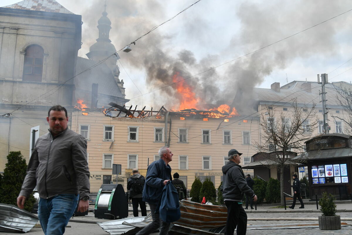 Krievijas dronu radītie postījumi Ļvivā, Ukrainā. Foto: AP Photo/Mykola Tys