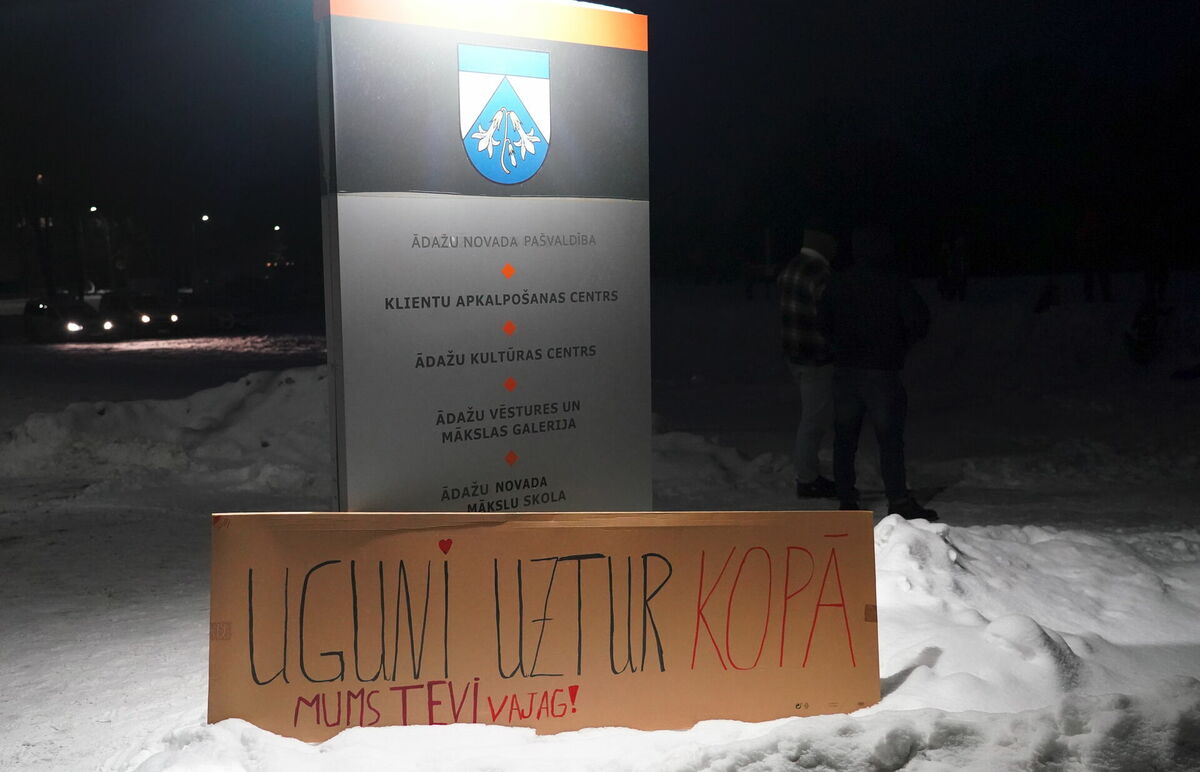 Pie Ādažu novada domes ēkas janvāra sākuma notika pikets demisiju pieteikušās Ādažu novada domes priekšsēdētājas atbalstam. Foto: Paula Čurkste/LETA