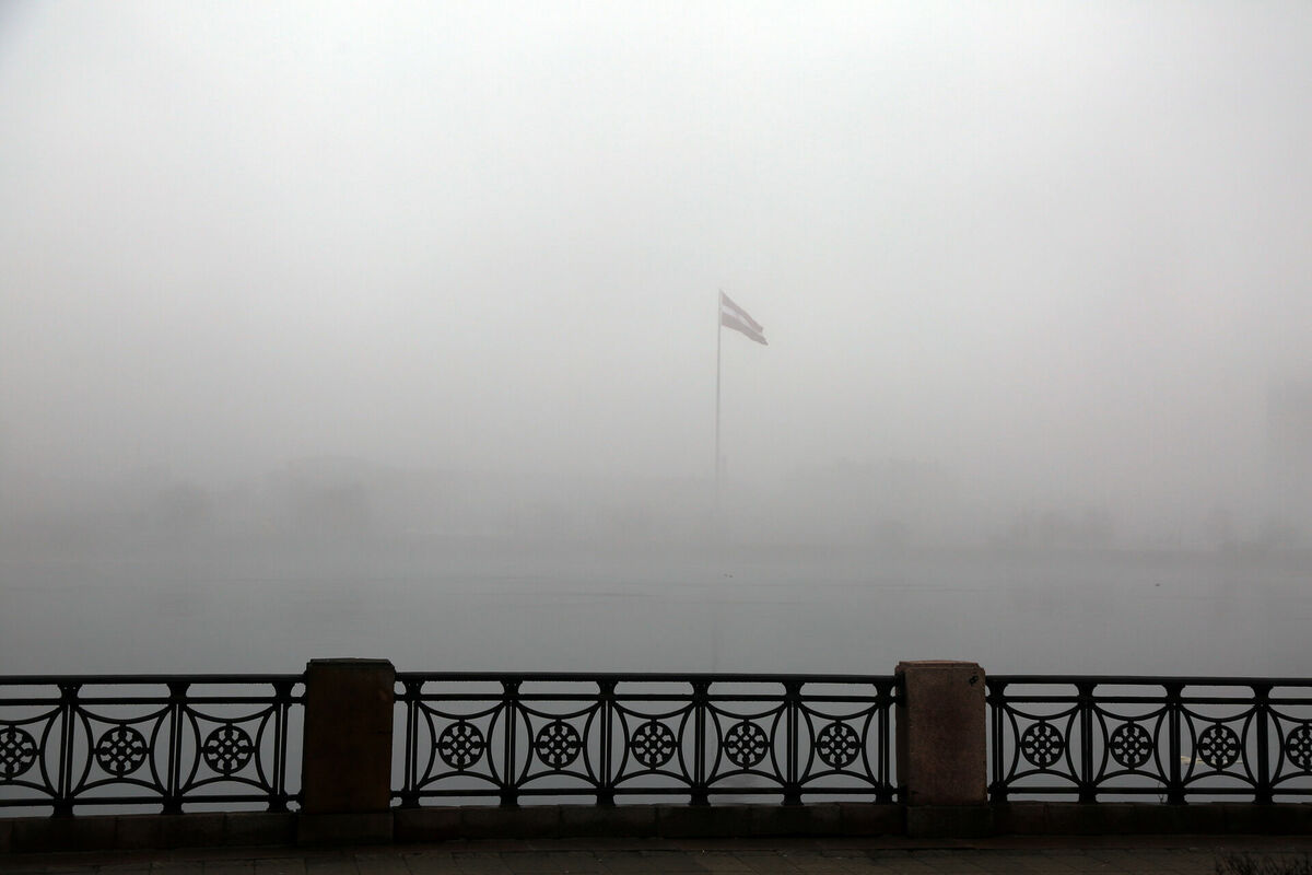 Latvijas valsts karogs miglā. Foto: LETA