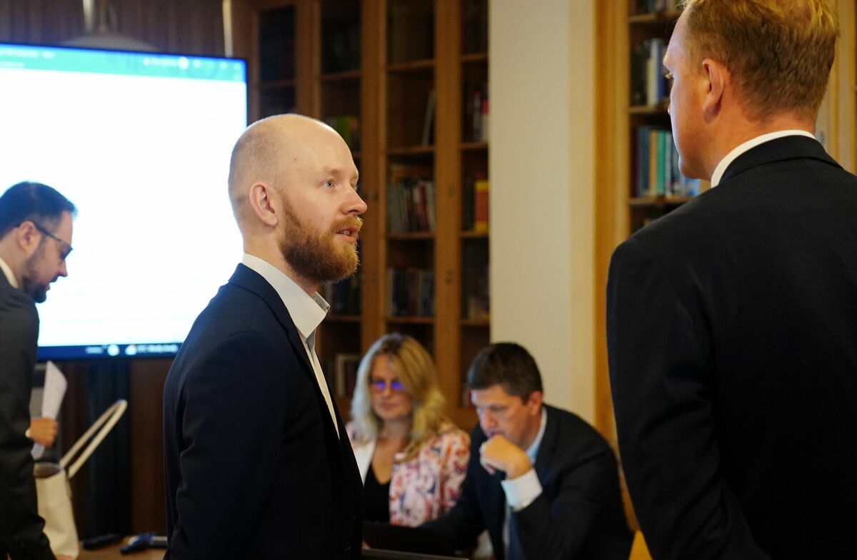 Andris Šuvajevs ("Progresīvie") un Viktors Valainis (ZZS). Foto: Paula Čurkste/LETA