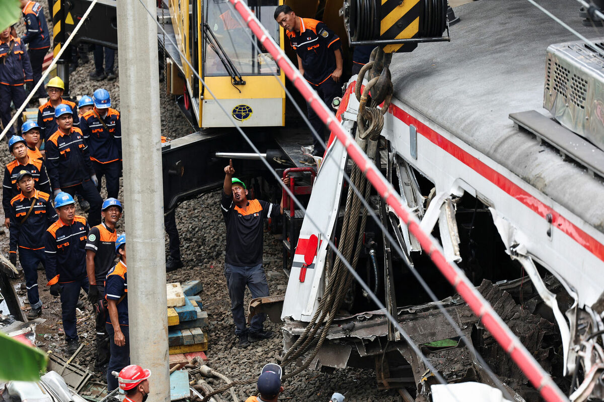 Vilcienu sadursme Džakartā. Foto: scanpix/REUTERS/Willy Kurniawan