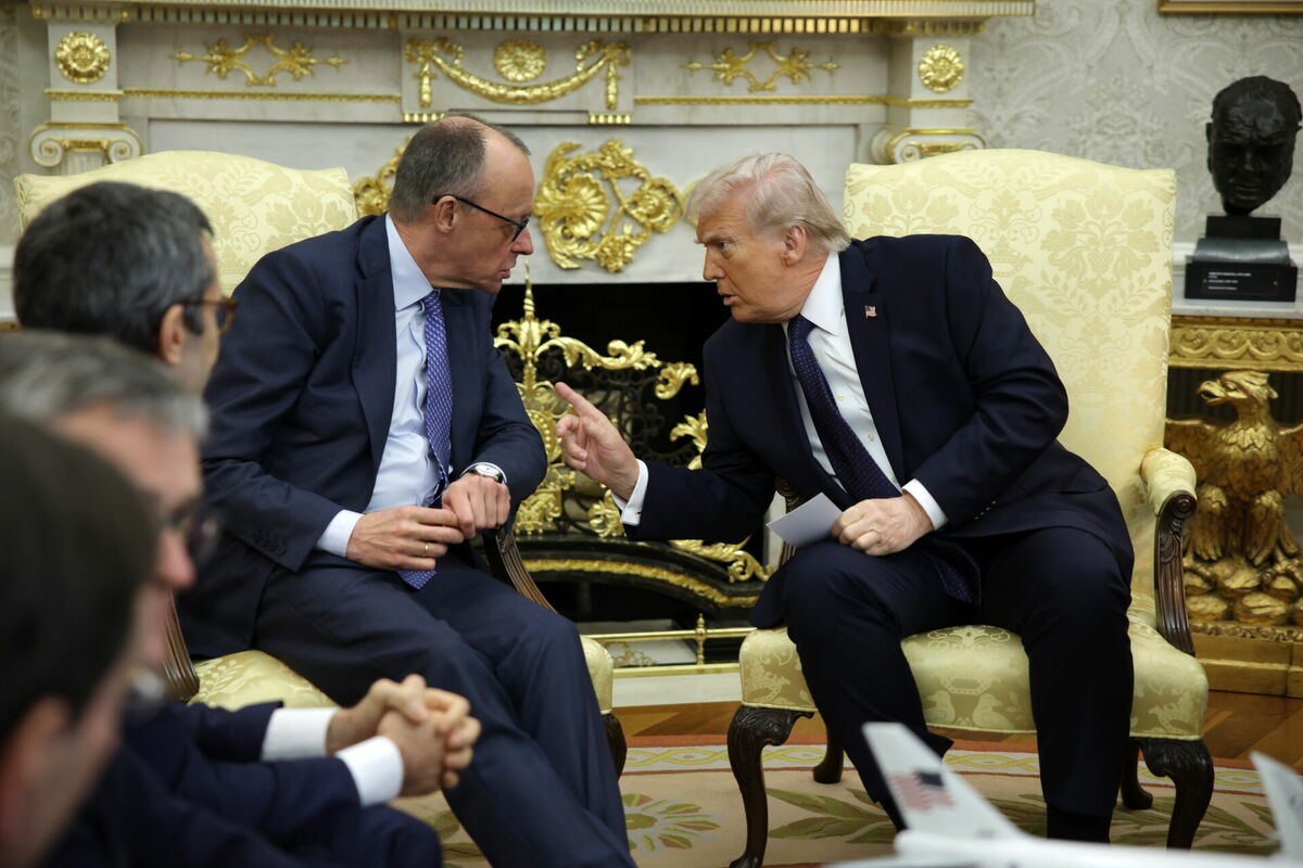 Frīdrihs Mercs un Donalds Tramps. Foto: EPA/SAMUEL CORUM / POOL