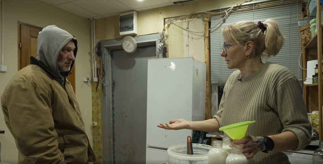 Ekrānuzņēmums no raidījuma "Ģimene burkā"