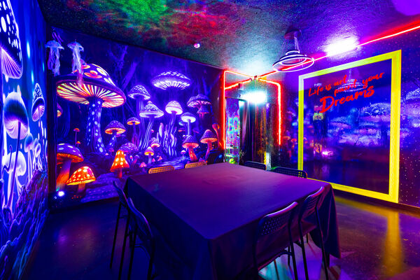 SPLAX neon splatter paint studija. Foto: SPLAX