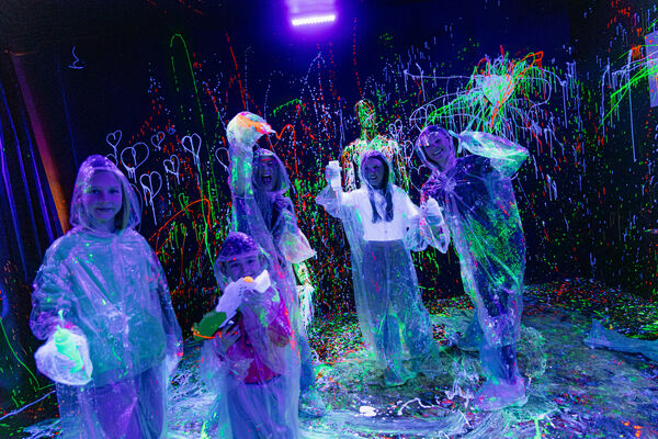 SPLAX neon splatter paint studija. Foto: SPLAX