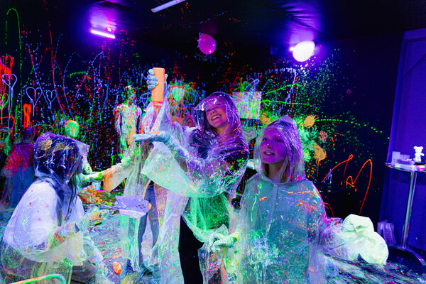SPLAX neon splatter paint studija. Foto: SPLAX