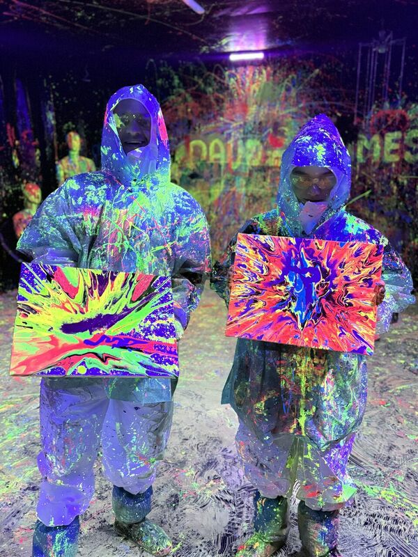 SPLAX neon splatter paint studija. Foto: SPLAX