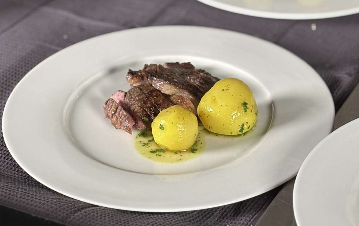 Steiks ar sarkanvīna mērci, recepte. Foto: 1188 Play