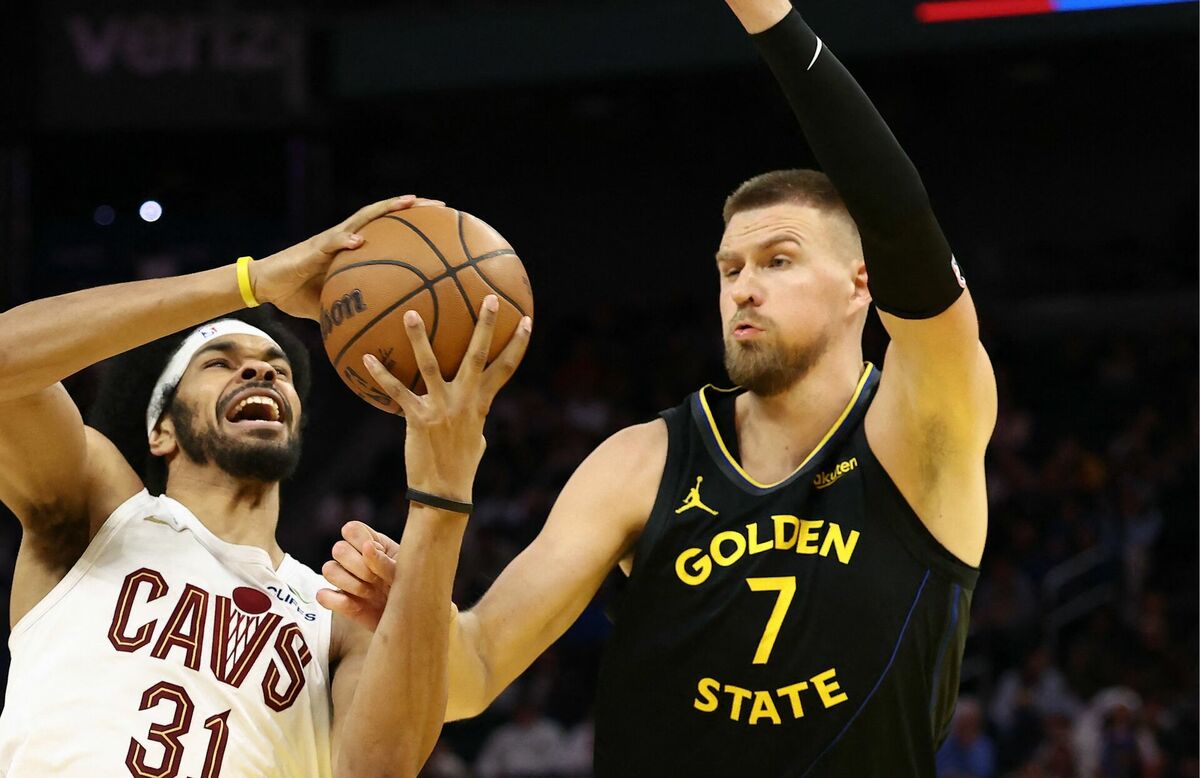 Kristaps Porziņģis pret Džeretu Alenu. Foto: Kelley L Cox-Imagn Images/Scanpix