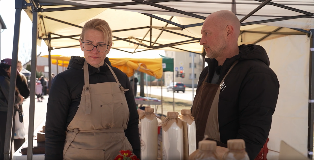 Ekrānuzņēmums no raidījuma "Ģimene burkā"