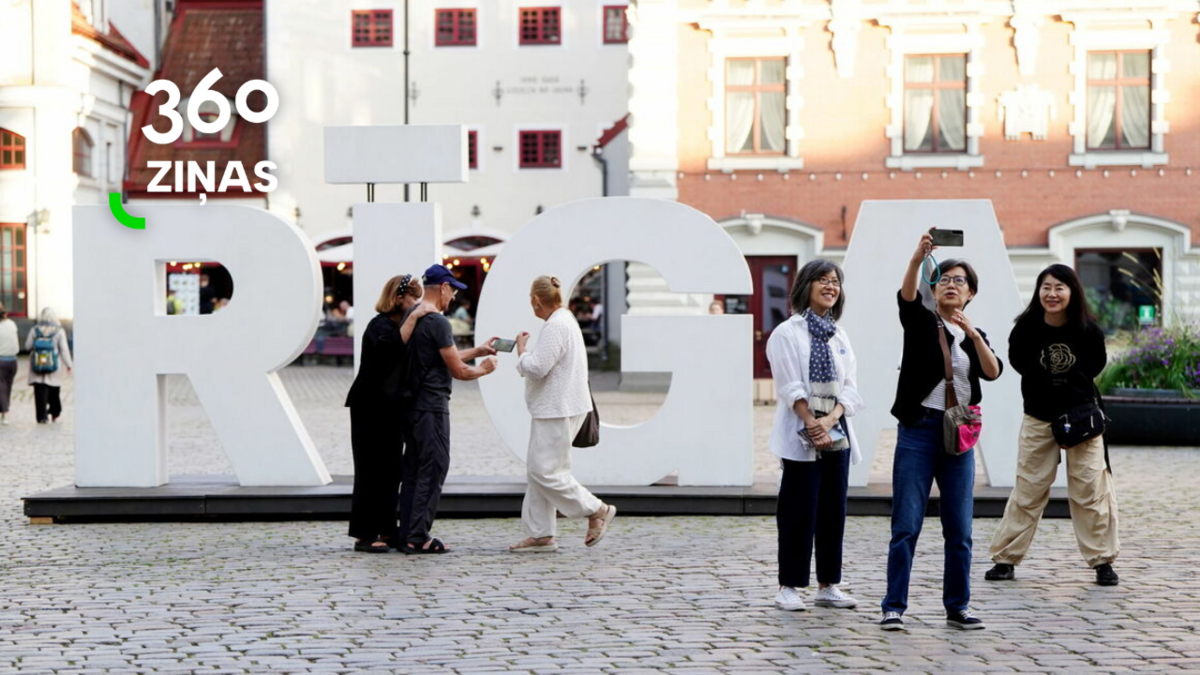 Tūristi Rātslaukumā. Foto: Zane Bitere/LETA