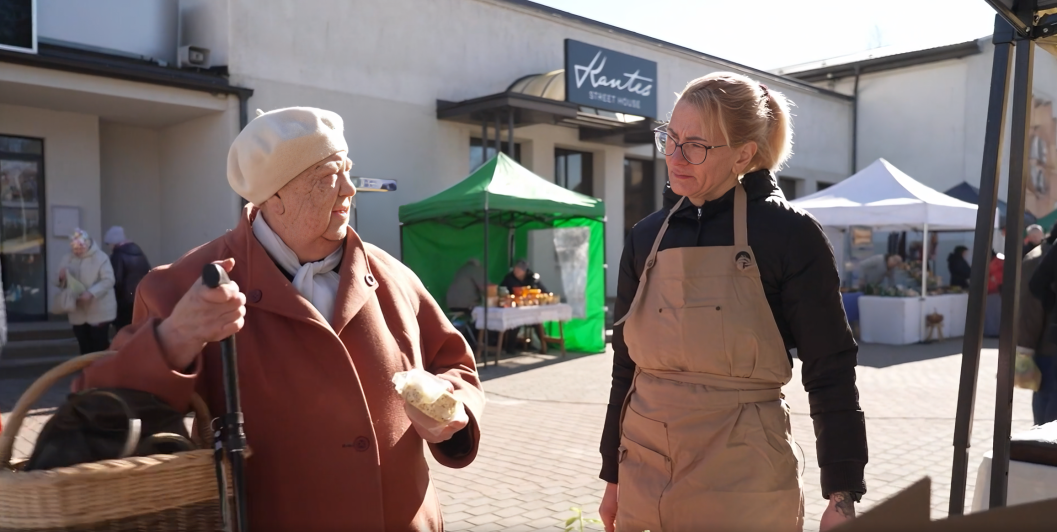 Ekrānuzņēmums no raidījuma "Ģimene burkā"