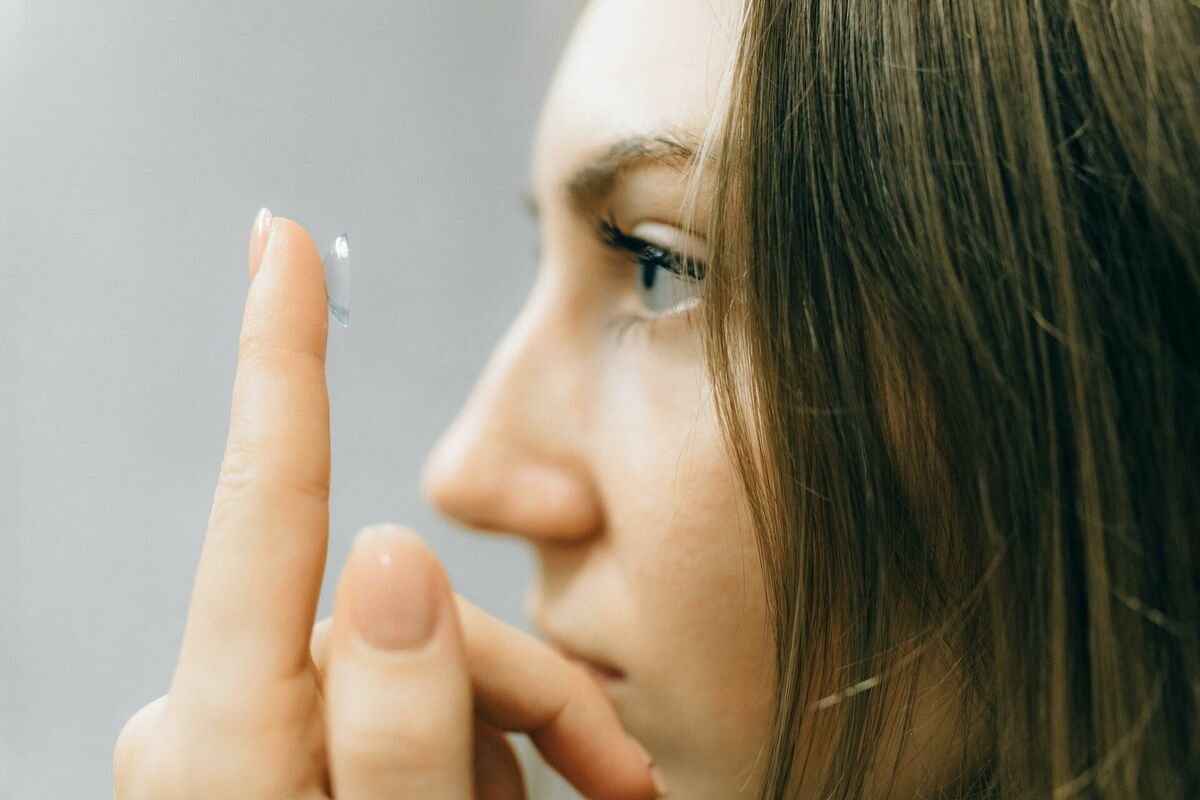 Krāsainās un toriskās kontaktlēcas. Foto: Nataliya Vaitkevich, Pexels.com