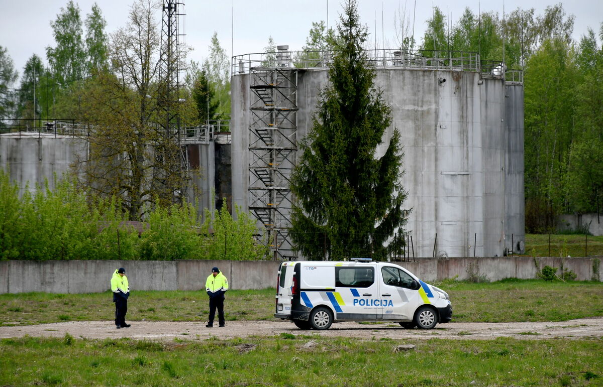 Valsts policijas automašīna netālu no naftas produktu uzglabāšanas objekta Komunālajā ielā Rēzeknē, kur nokritis drons. Foto: Ivars Soikāns/LETA