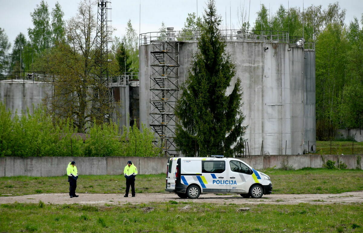 Valsts policijas automašīna netālu no naftas produktu uzglabāšanas objekta Komunālajā ielā Rēzeknē, kur nokritis drons. Foto: Ivars Soikāns/LETA