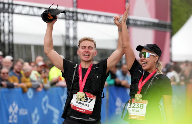 "Rimi" Rīgas maratona 42 kilometru distances dalībnieki finišā. Foto: LETA