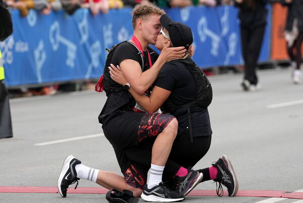 "Rimi" Rīgas maratona 42 kilometru distances dalībnieki finišā. Foto: LETA
