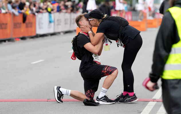 "Rimi" Rīgas maratona 42 kilometru distances dalībnieki finišā. Foto: LETA