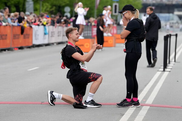 "Rimi" Rīgas maratona 42 kilometru distances dalībnieki finišā. Foto: LETA