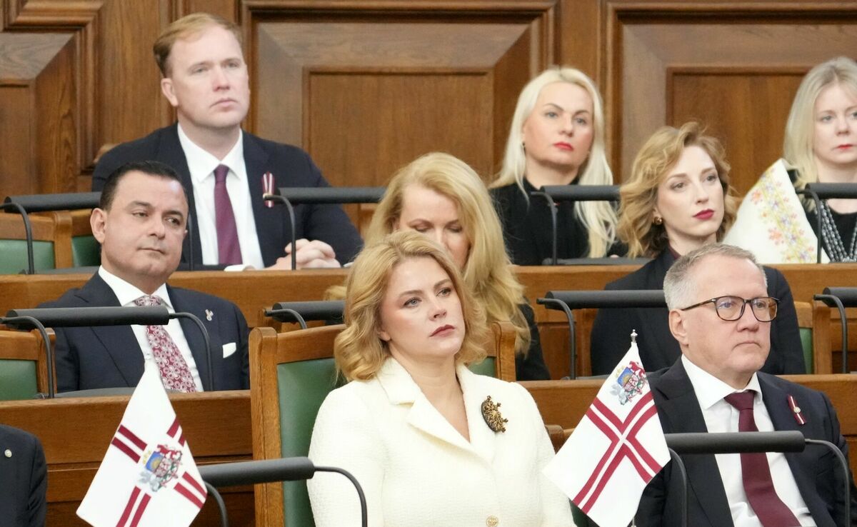 Evika Siliņa kopā ar vairākiem ministriem. Foto: LETA