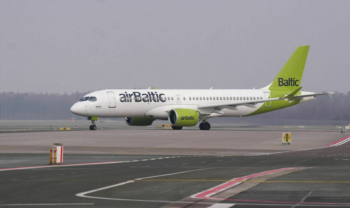 "airBaltic" lidmašīna Rīgas lidostā. Foto: LETA