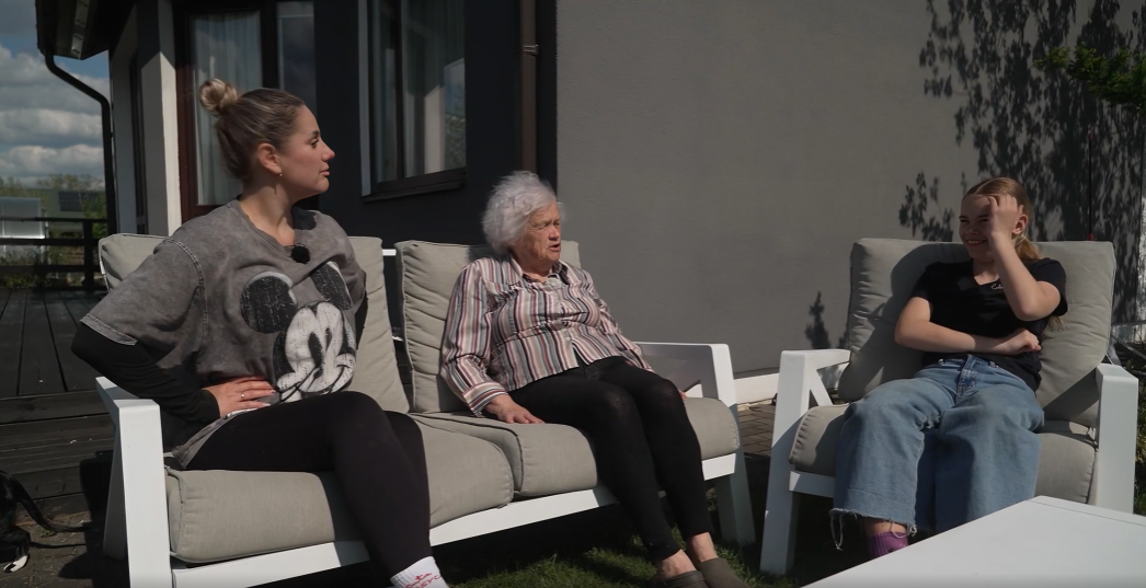 Ekrānuzņēmums no raidījuma "Ģimene burkā"