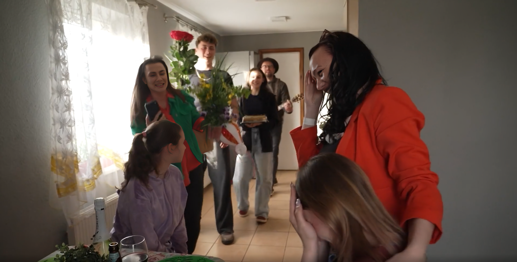 Ekrānuzņēmums no raidījuma "Ģimene burkā"