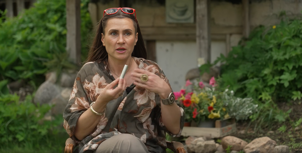 Ekrānuzņēmums no raidījuma "Ģimene burkā"