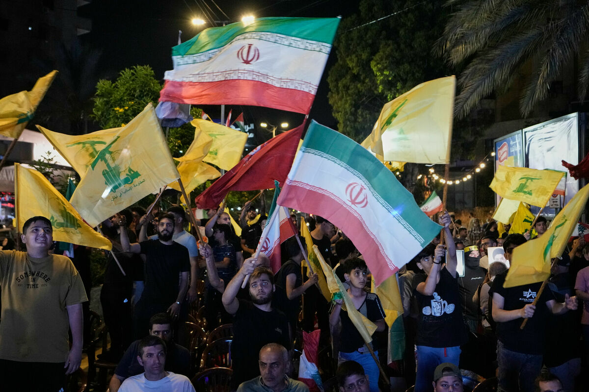 "Hezbollah" atbalstītāji Libānā. Foto: AP Photo/Bilal Hussein