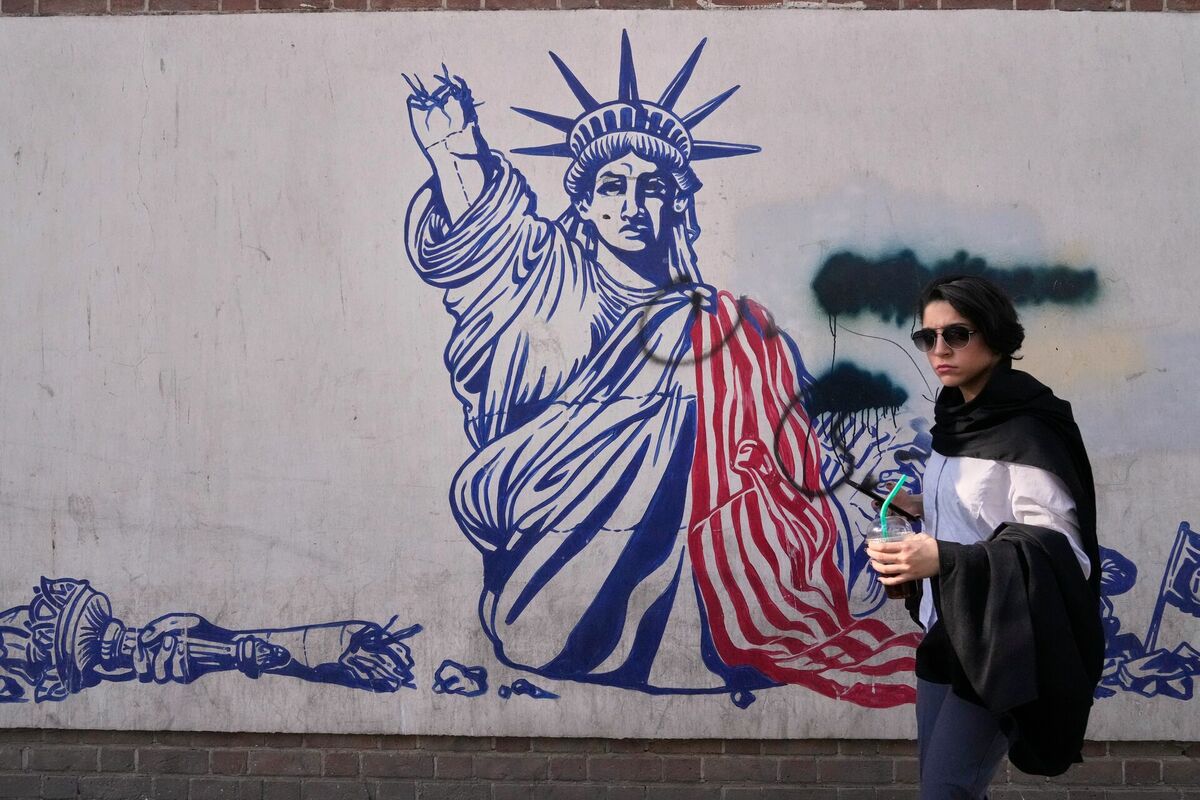 Sienas zīmējumi Teherānā, Irānā. Foto: AP Photo/Vahid Salemi