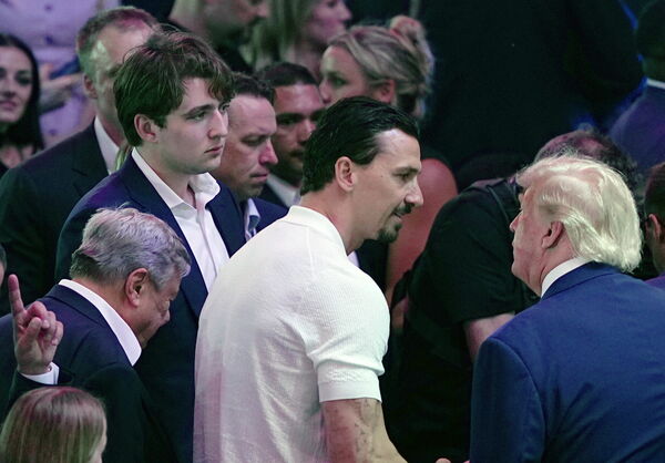 (no kreisās) Barons Tramps. Foto: EPA/BONNIE CASH / POOL