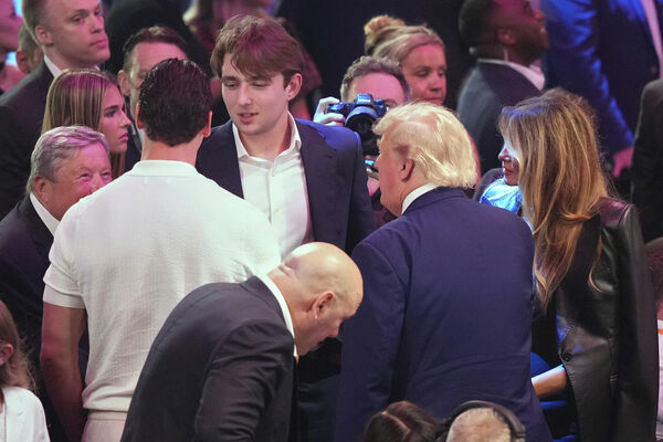 (no kreisās) Barons Tramps. Foto: AP Photo/Mark Schiefelbein