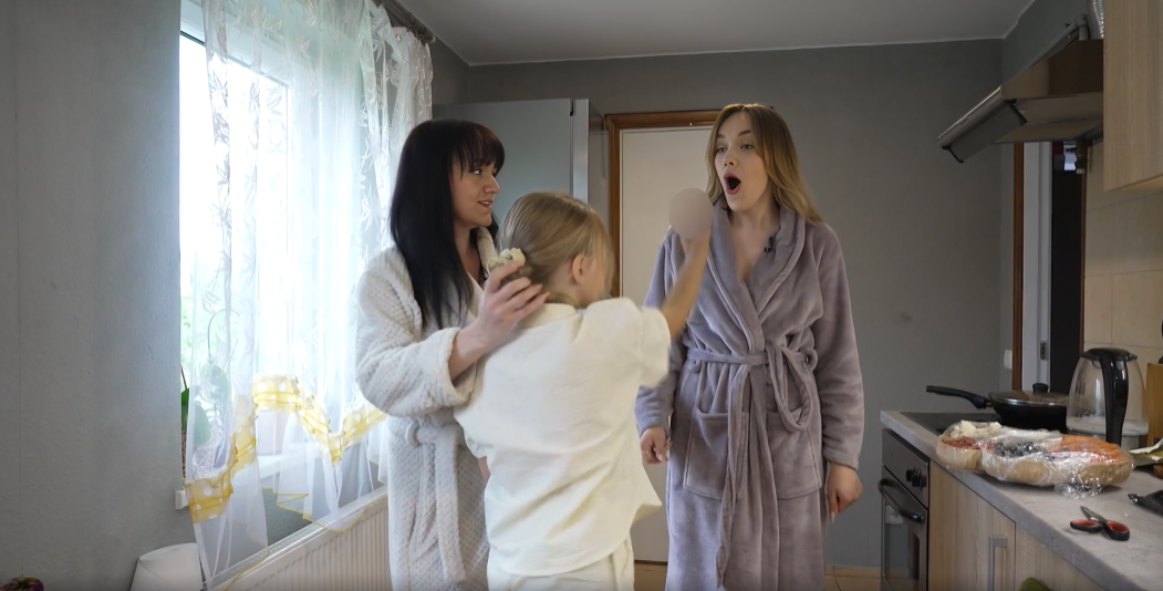 Ekrānuzņēmums no raidījuma "Ģimene burkā"