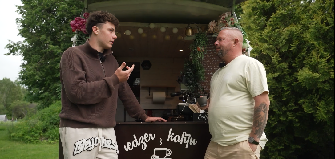Ekrānuzņēmums no raidījuma "Ģimene burkā"