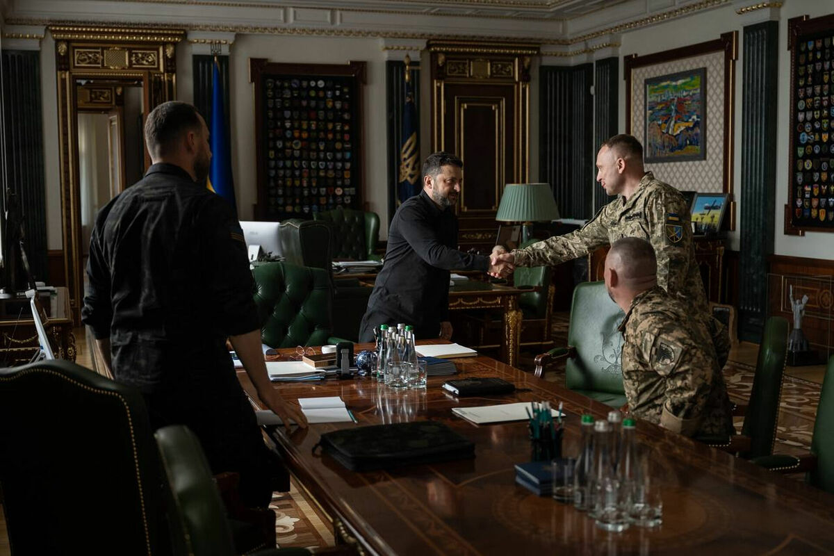 Volodimirs Zelenskis sarokojas ar Mihailo Drapatiju. Foto: Ukrainian Presidential Press Office