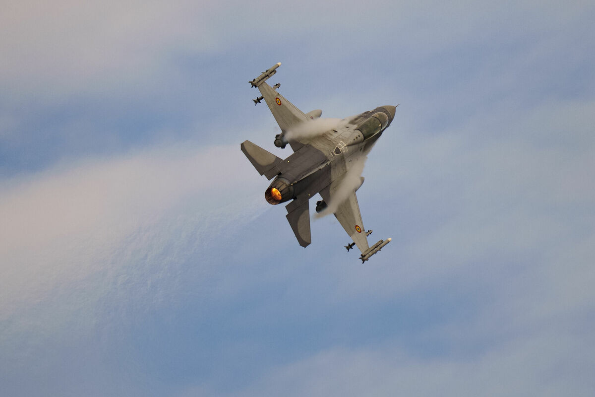 Rumānijas F-16 iznīcinātājs. Foto: AP Photo/Vadim Ghirda