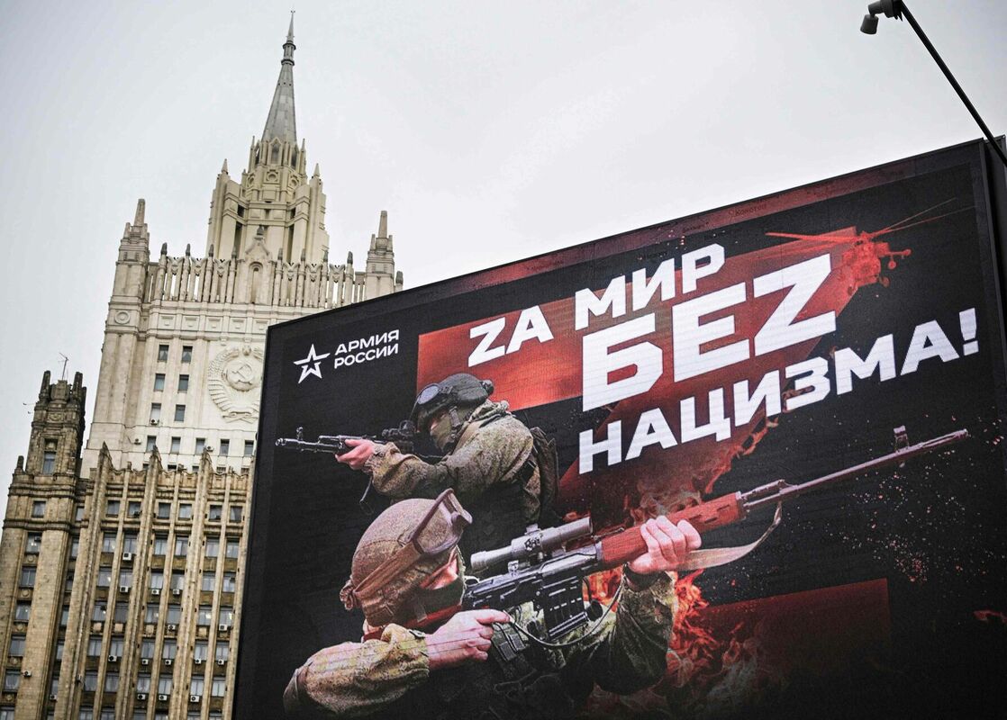 Plakāts Krievijā. Foto: Alexander NEMENOV / AFP