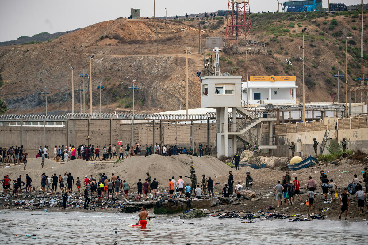 Imigrantu rinda pie Seutas. Foto: REUTERS/Jon Nazca