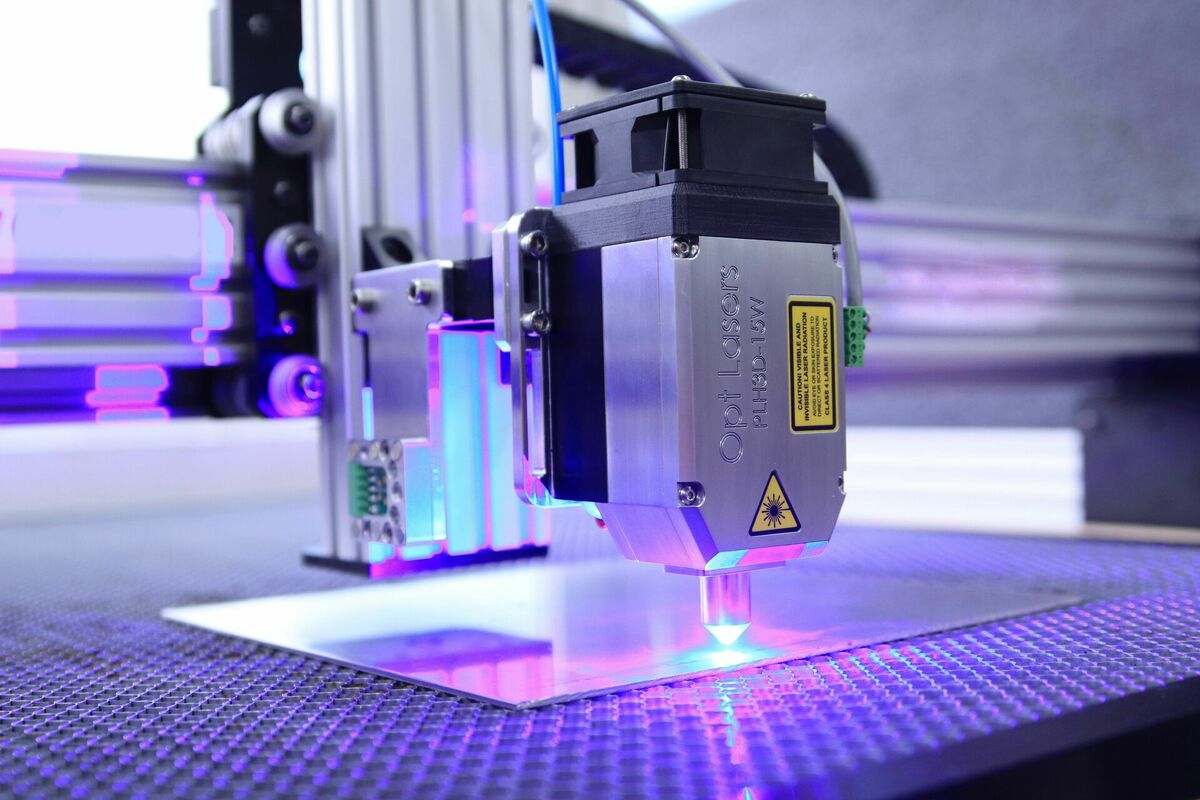 Lāzergriešanas iekārtas, foto Opt Lasers from Poland, pexels.com