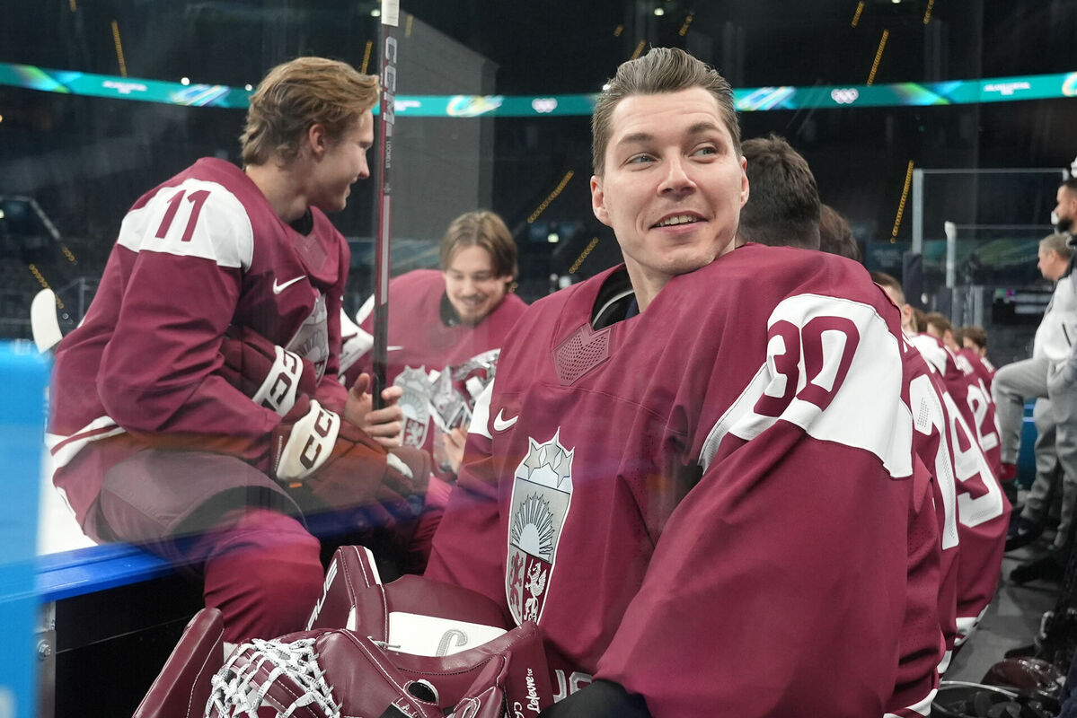 Latvijas hokeja izlases vārtsargs Elvis Merzļikins (no labās). Foto: ROmāns Kokšarovs/LETA