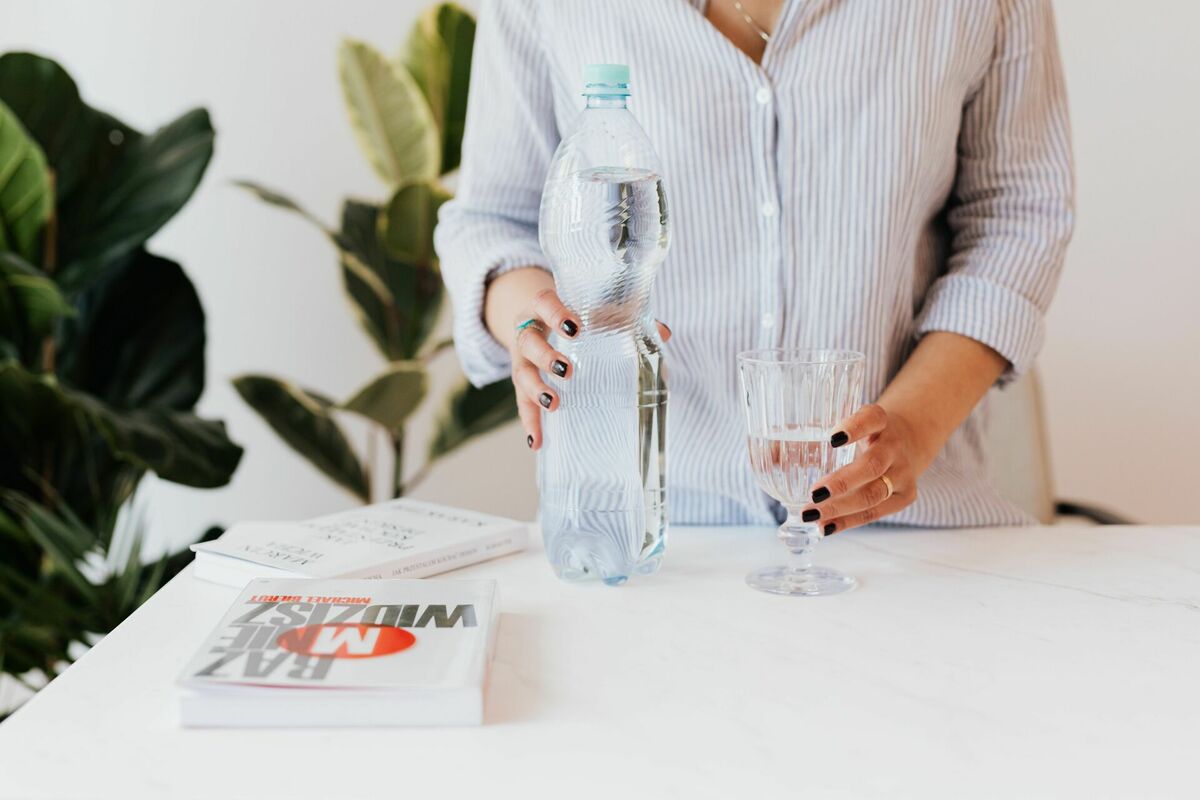 Derīguma termiņš uz plastmasas ūdens pudelēm. Foto: Kaboompics.com, Pexel.com