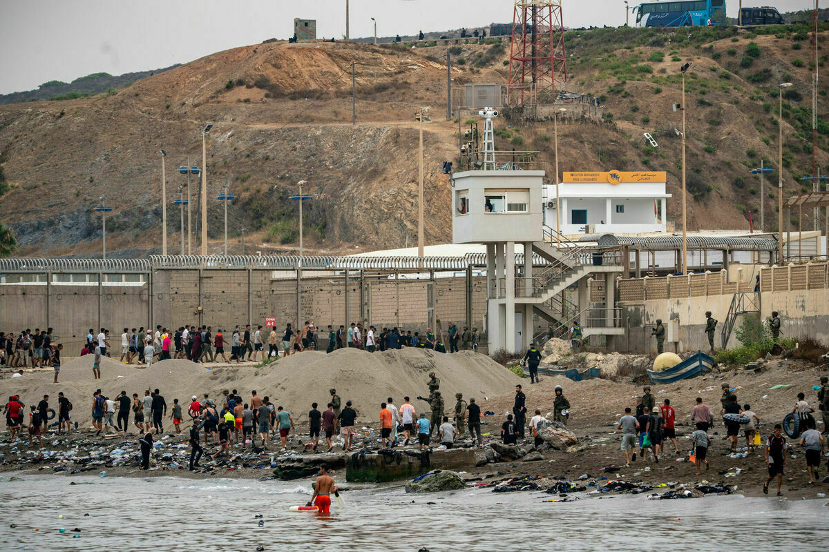 Imigrantu rinda pie Seutas. Foto: REUTERS/Jon Nazca/Scanpix