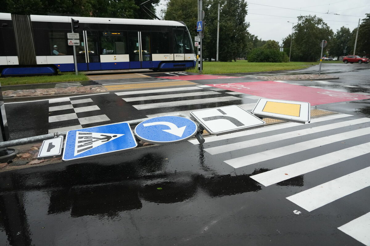 Vētras postījumi Rīgā - Imantā. Foto: LETA