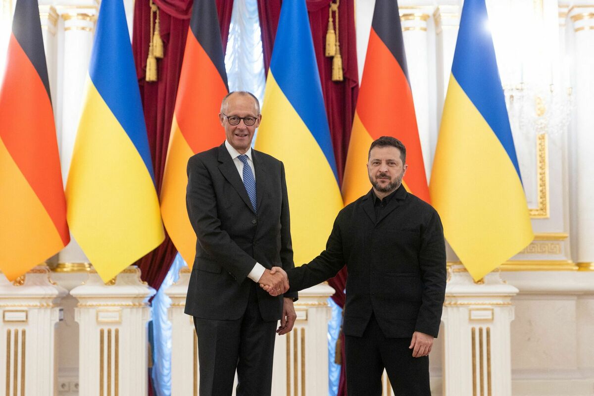 Frīdrihs Mercs un Volodimirs Zelenskis. Foto:  UKRAINIAN PRESIDENTIAL PRESS SERVICE / AFP / Scanpix